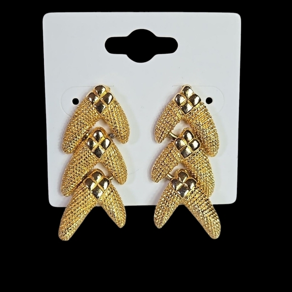Elegant Gold tone  drop Earrings - Picture 3 of 16